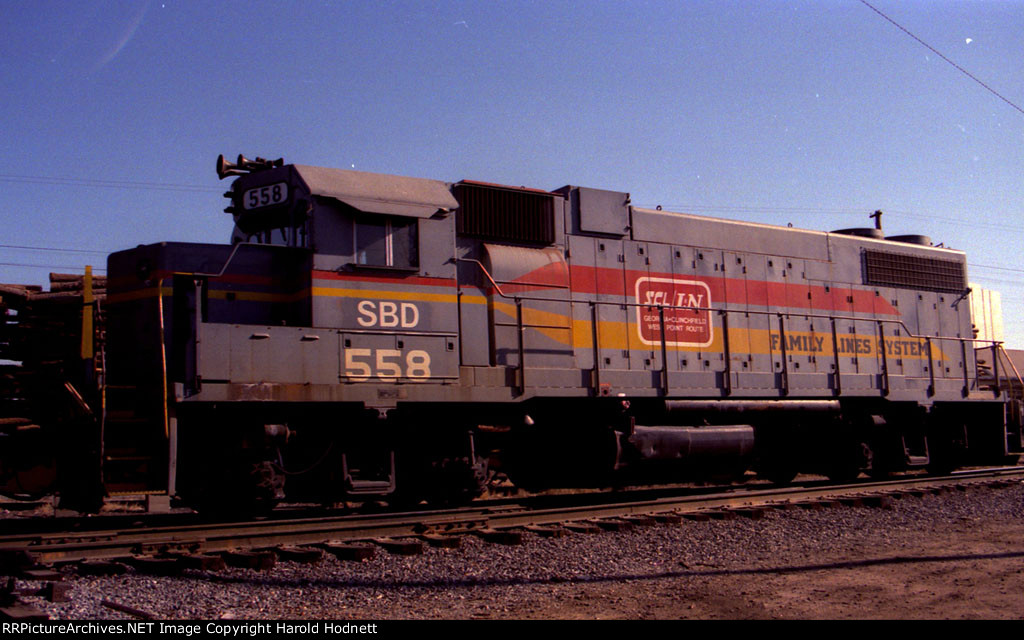 SBD 558, a former D&S unit, still wears Family Lines paint 